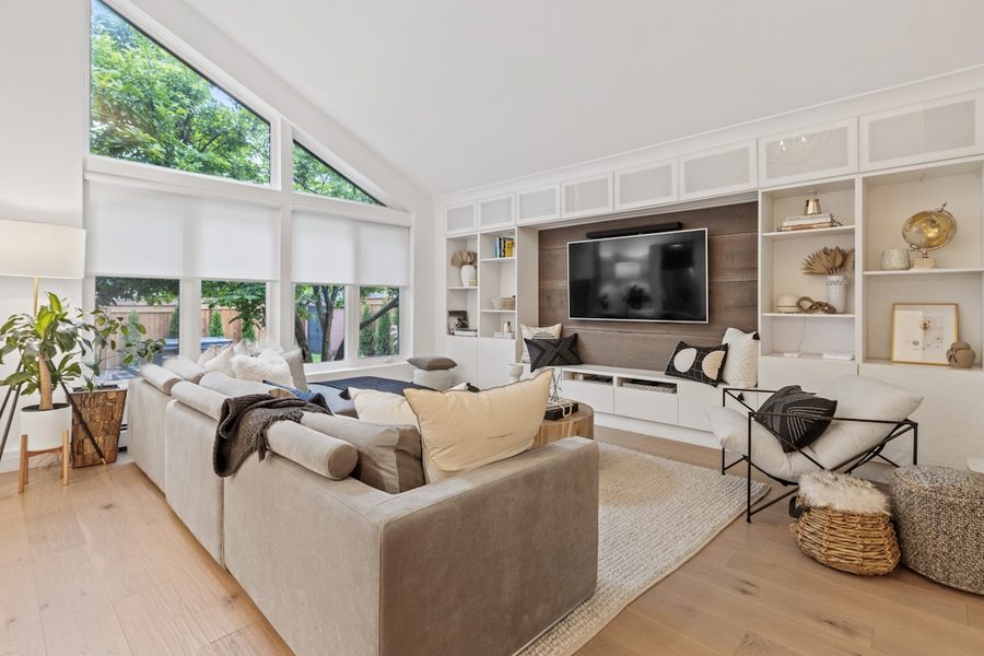 Sala con carpintería empotrada de Encanto
